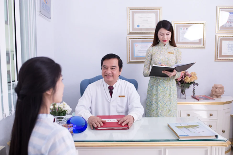 Bác sĩ phẫu thuật sửa mũi hỏng